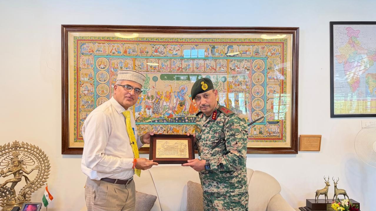 Lt Gen Vikas Lakhera Getting Memento