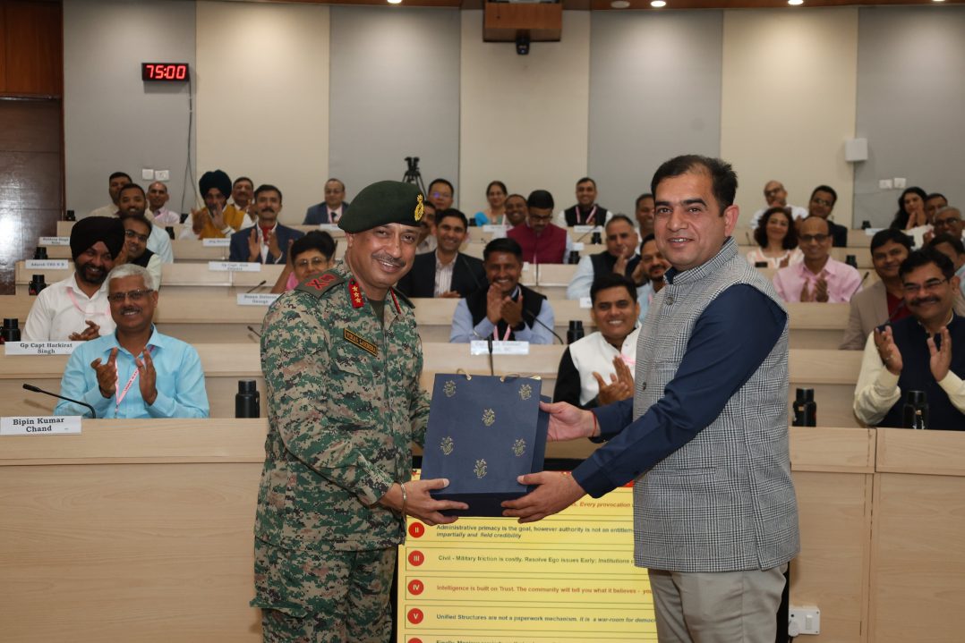 Lt Gen Vikas Lakhera With Memento