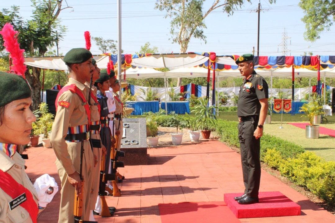 Lt Gen Virendra Vats and NCC Cadets