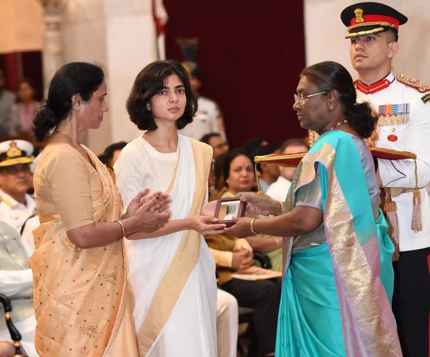459989 captainanshumansinghswidowsmritireceivingkirtichakraawardonhisbehalf 1