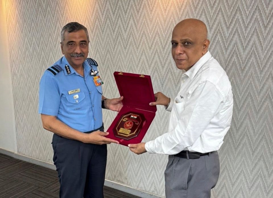 Air Marshal Ashutosh Dixit Getting Memento