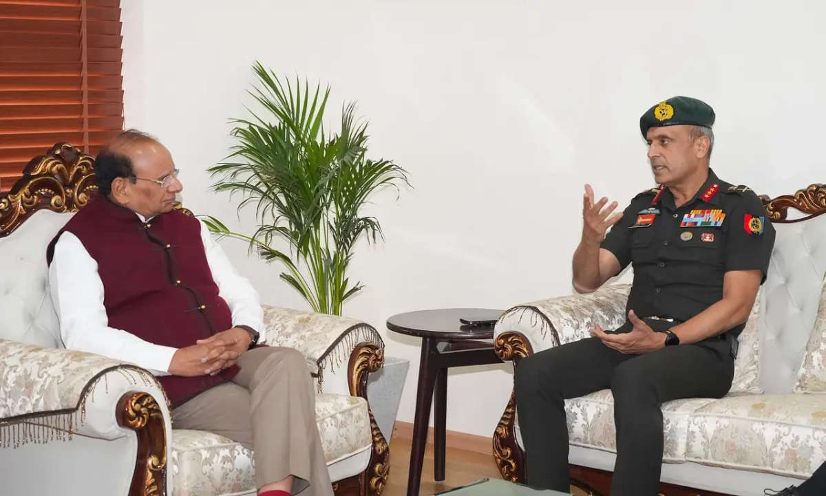 Lt Gen Virendra Vats with Vinai Kumar Saxena
