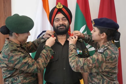 Meet Proud Father Pipped by His Two Army Officer Daughters