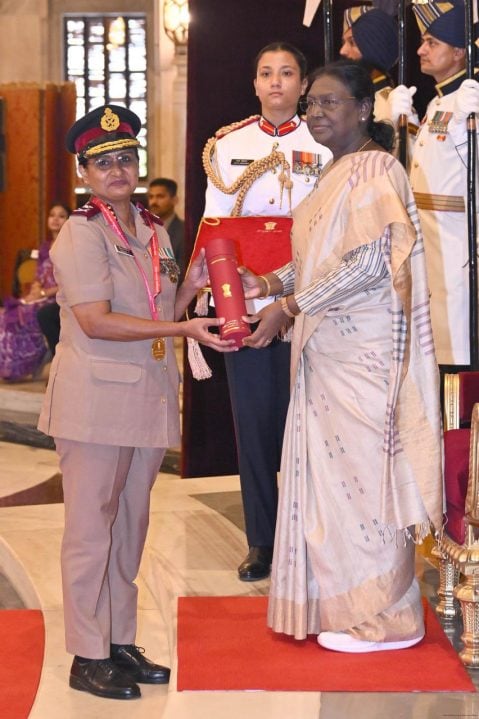 Maj Gen Lissamma PV Receiving Award