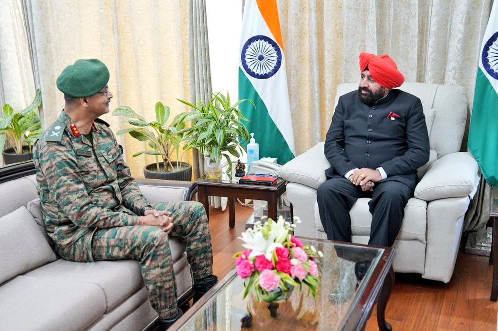 Maj Gen Manish Kumar Interacting with Lt Gen Gurmit Singh