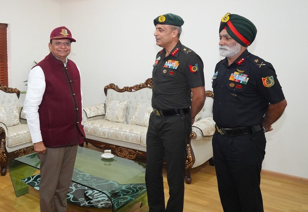 Vinai Kumar Saxena with Cap