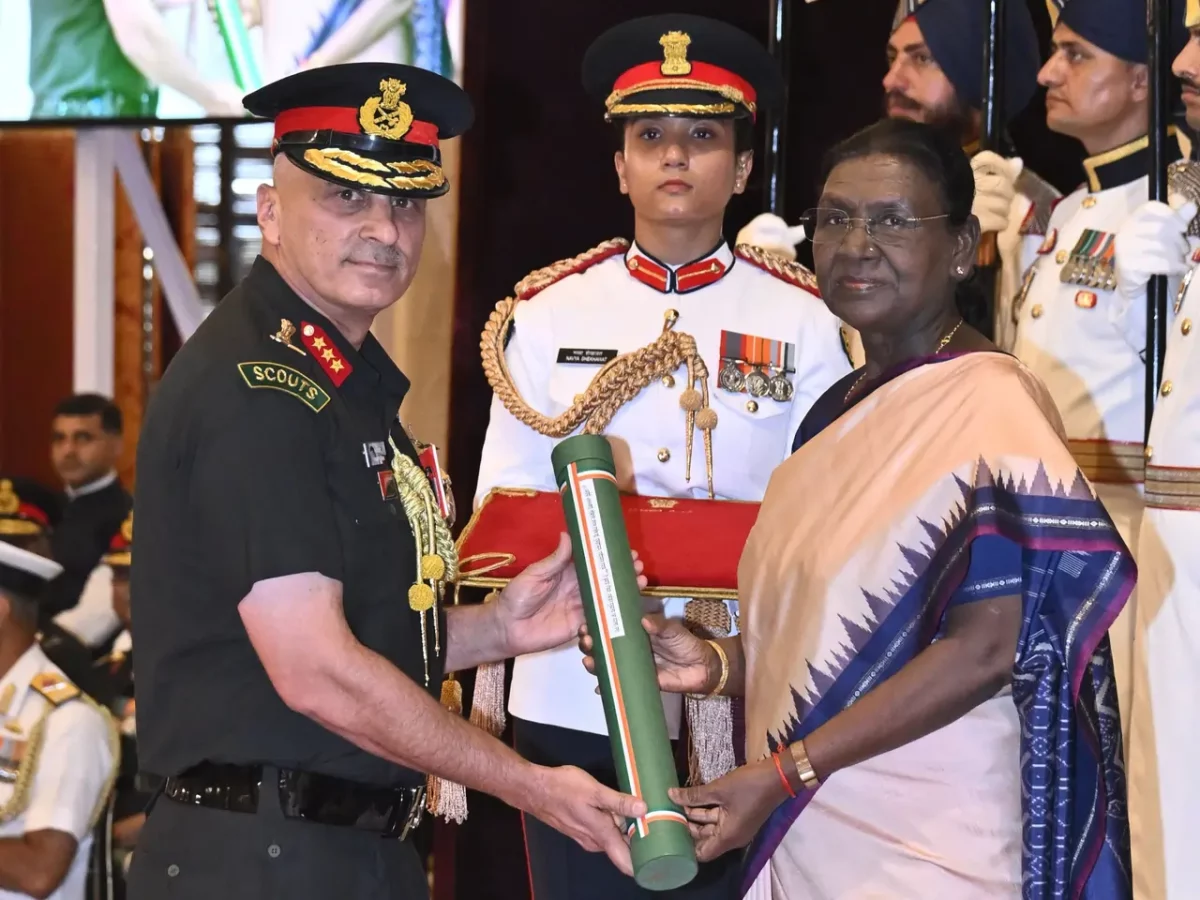 Lt Gen Rajiv Ghai Getting SVSM from President