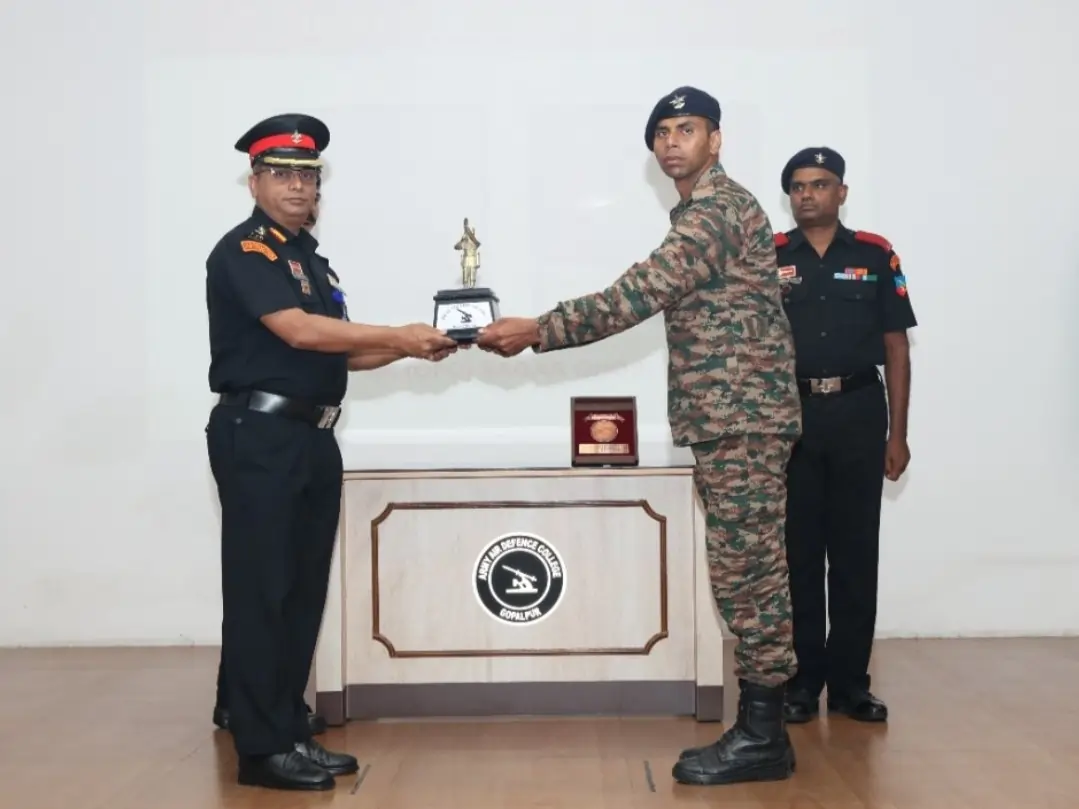 Officer Giving Award 1