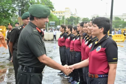 Lt Gen Rajesh Pushkar Congratulates Women Officers on Historic Samudra Pradakshina Expedition