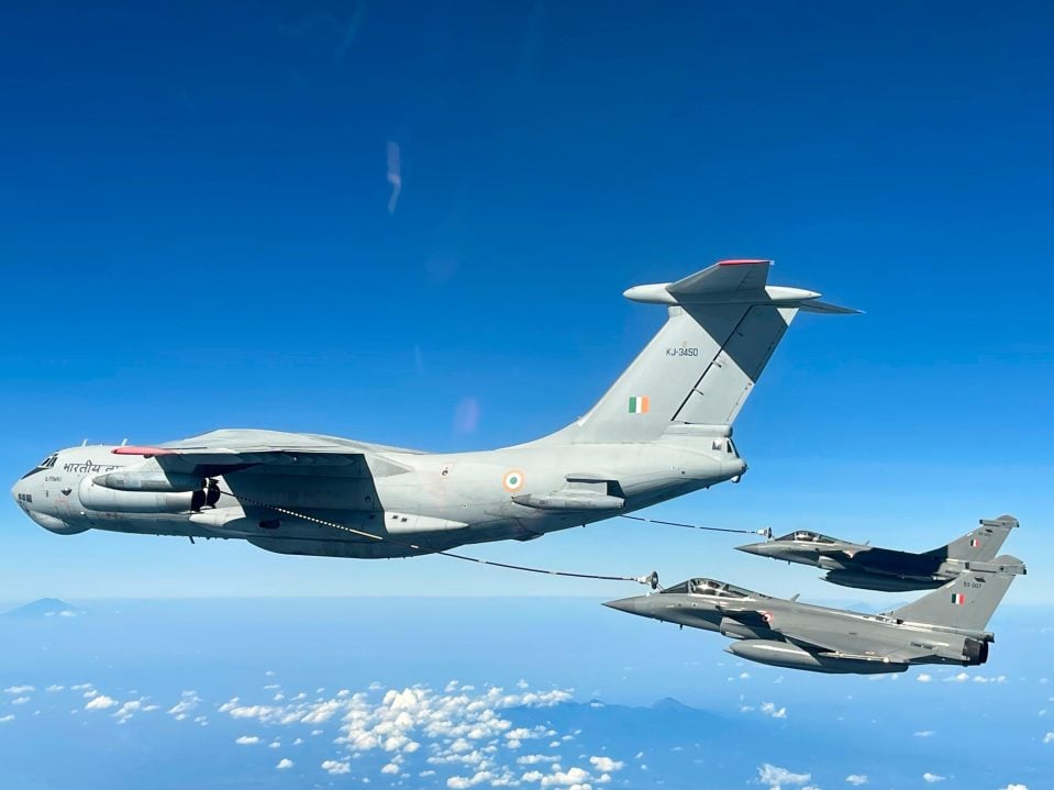 Rafale Getting Fuel
