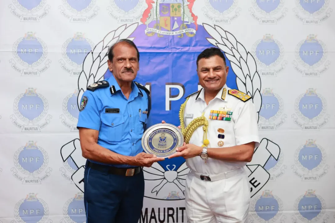 Adm Krishna Swaminathan Giving Memento