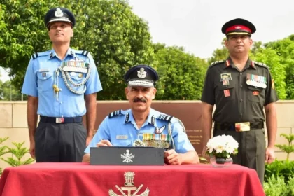Air Mshl Sanjiv Ghuratia WIth Officers