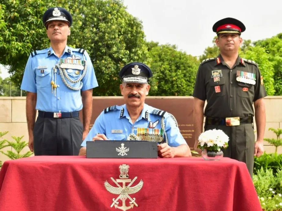 Air Mshl Sanjiv Ghuratia WIth Officers