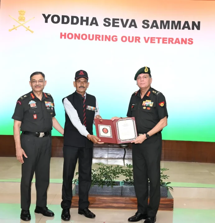 Army Chief General Seth Giving Award