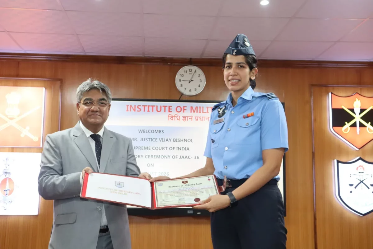 Justice Vijay Bishnoi Giving Award to Officer