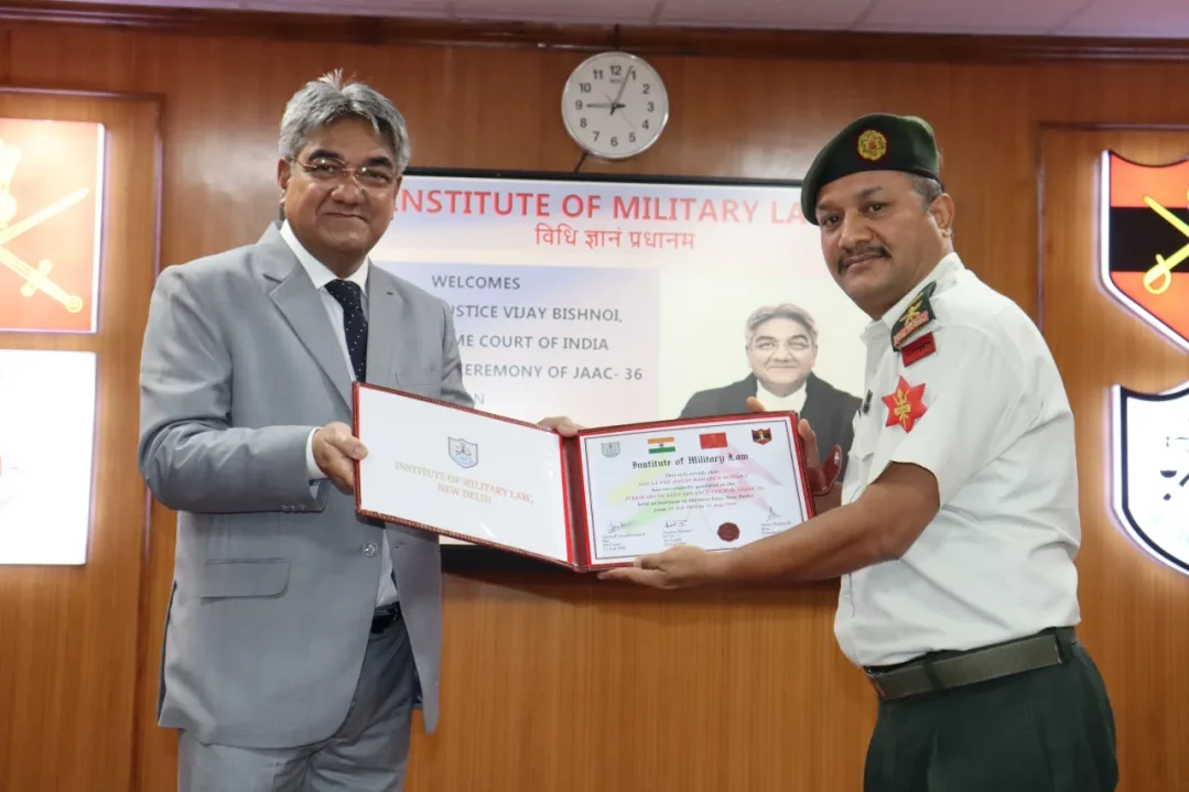 Justice Vijay Bishnoi Presenting Award