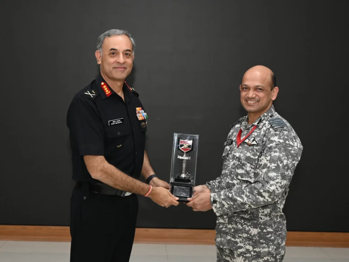Lt Gen Mohit Malhotra Giving Memento