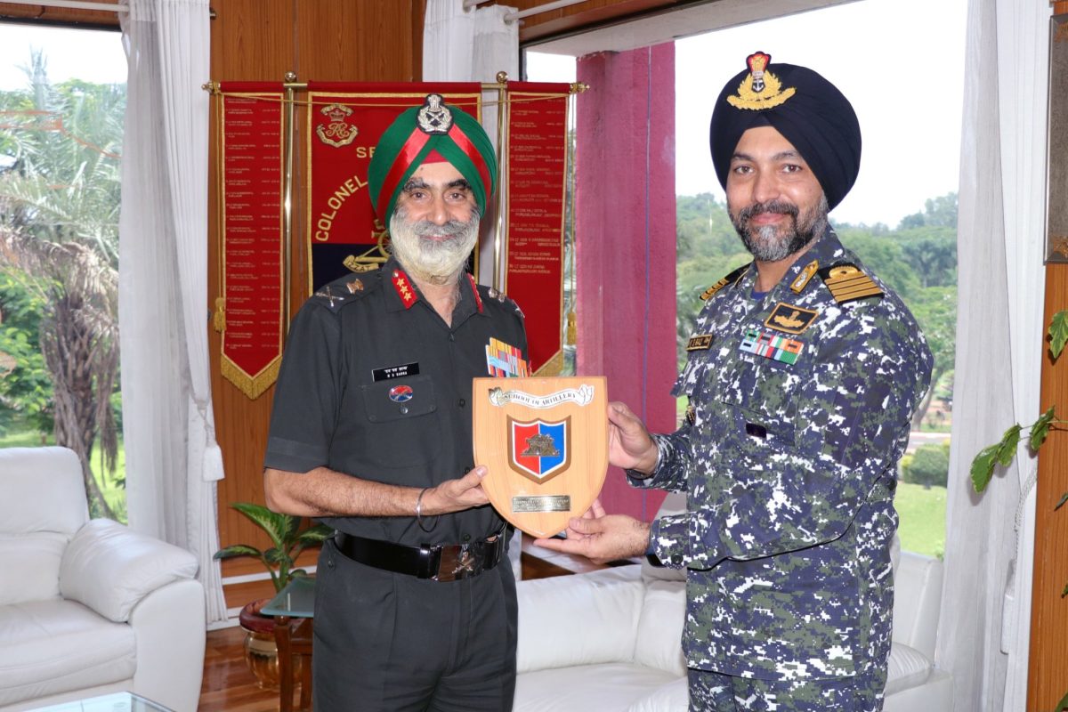 Lt Gen NS Sarna Hosts INS Dronacharya Commanding Officer at School of Artillery