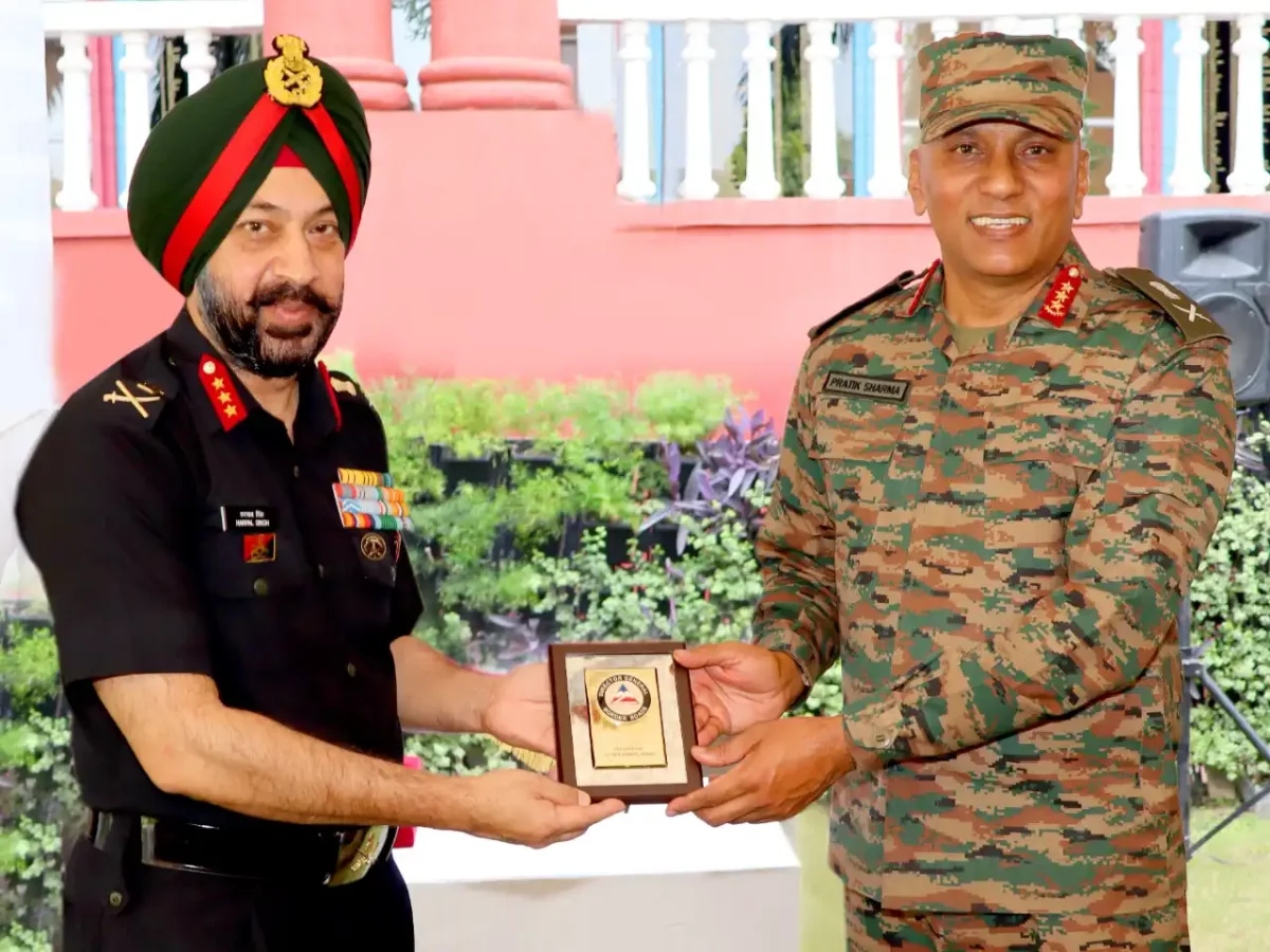 Lt Gen Pratik Sharma Giving Memento