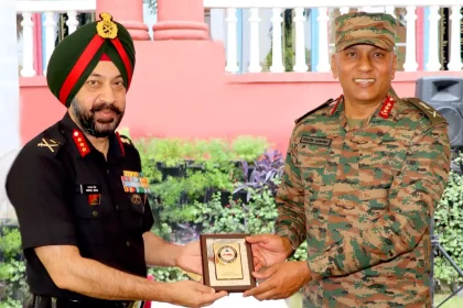 Lt Gen Pratik Sharma Giving Memento