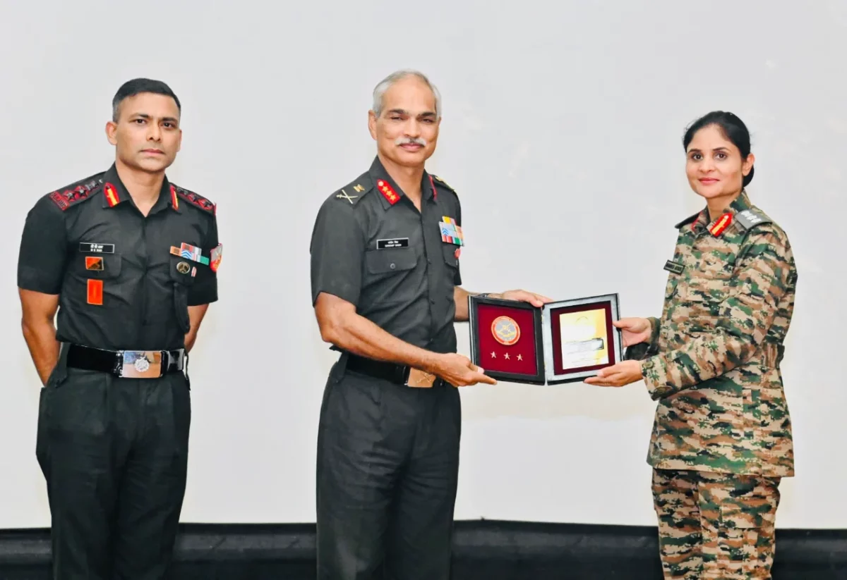 Officer Giving Award 2