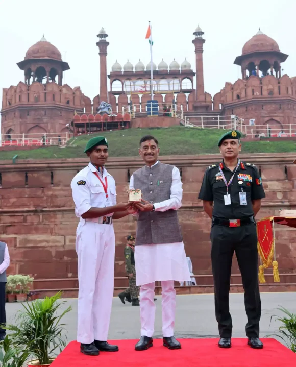 Raksha Rajya Mantri Sanjay Seth Giving Award