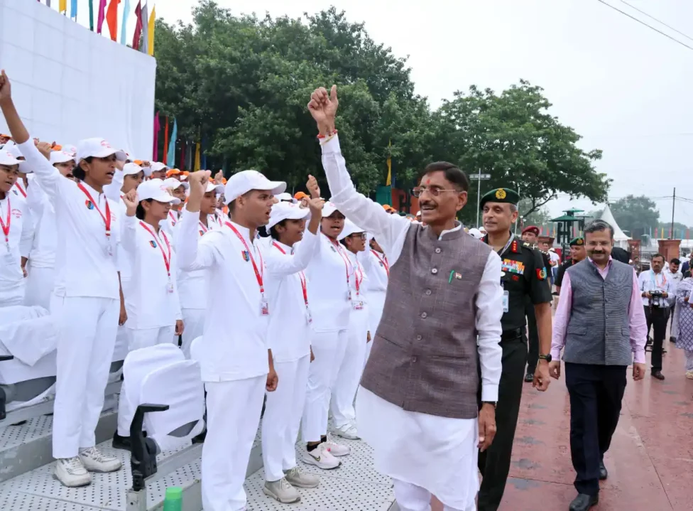 Raksha Rajya Mantri Shri Sanjay Seth with NCC Cadets and Volunteers