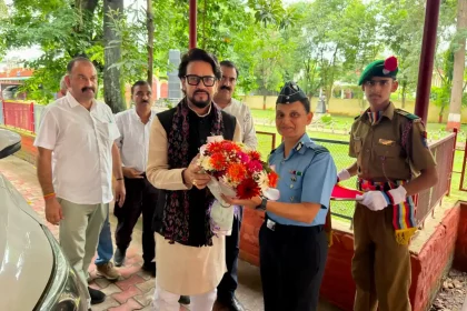 Shri Anurag Thakur with Officer