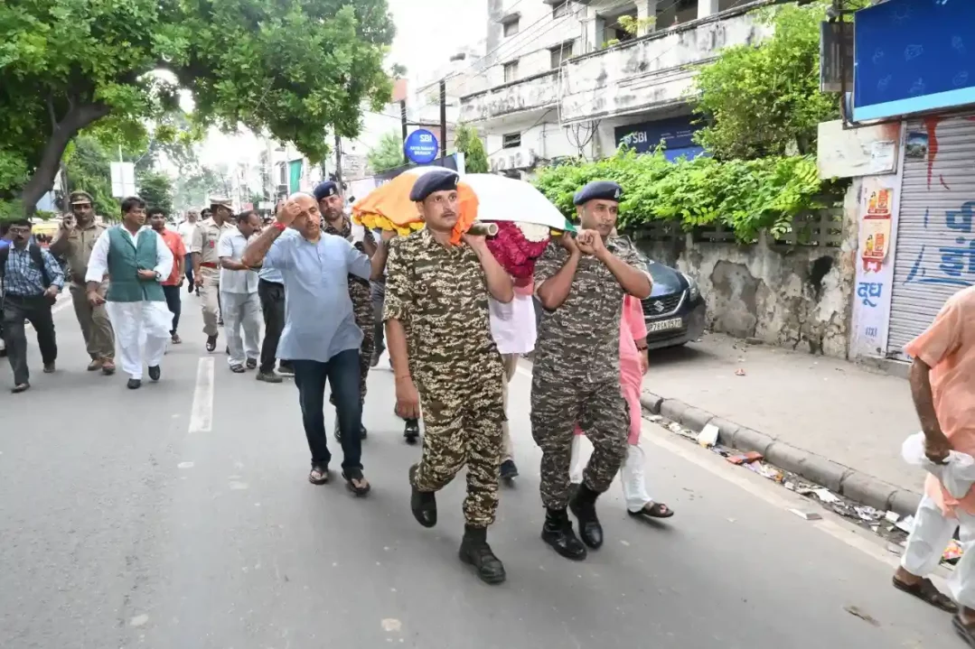 Shri MN Sabharwal Being Carried by Officers