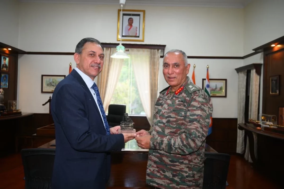 Air Marshal N Tiwari Getting Memento