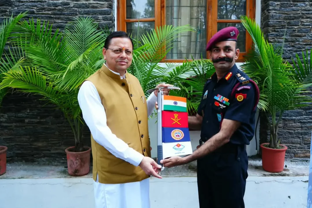 CM Dhami Giving Memento