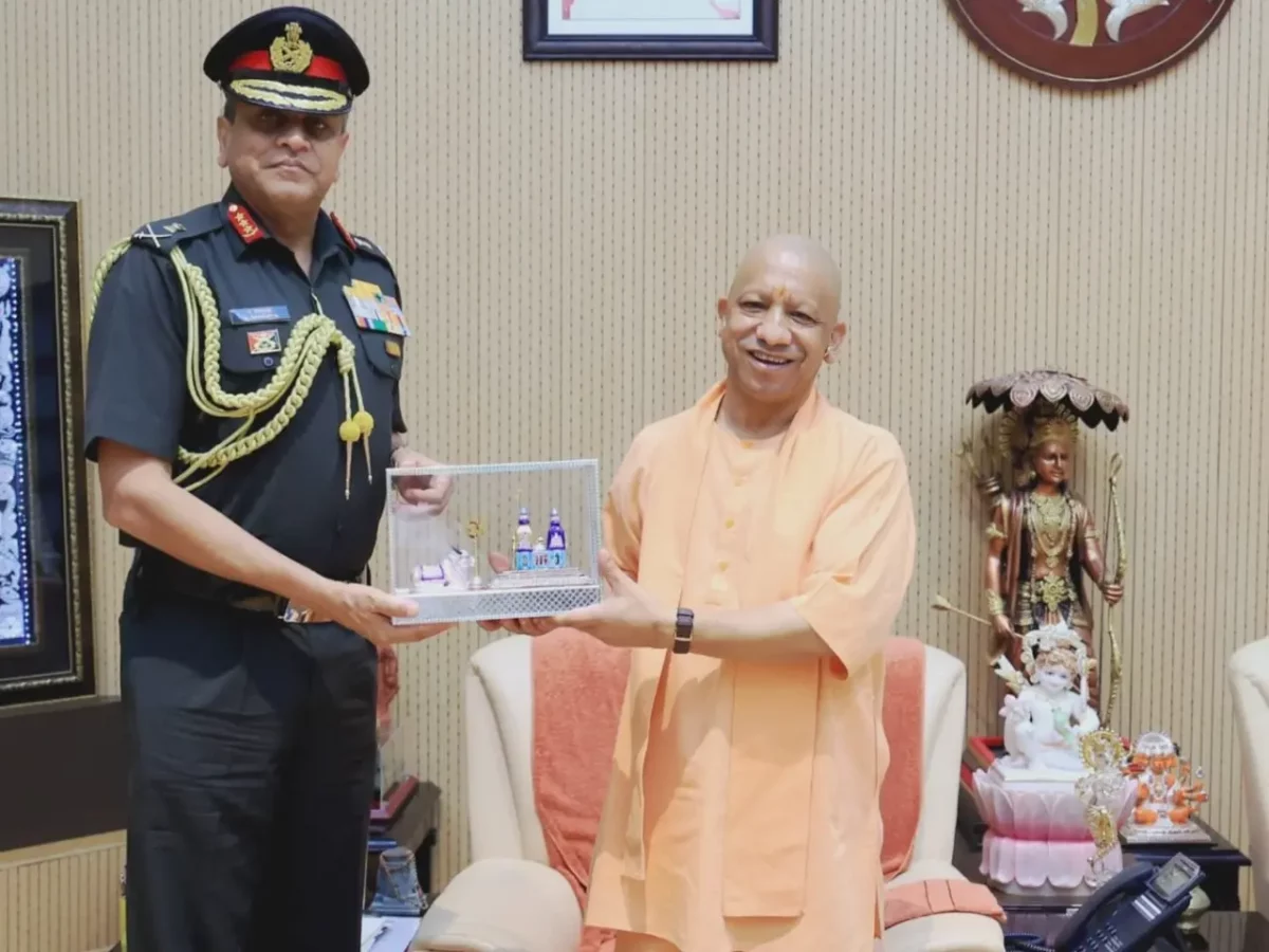 Lt Gen Anindya Sengupta Giving Memento