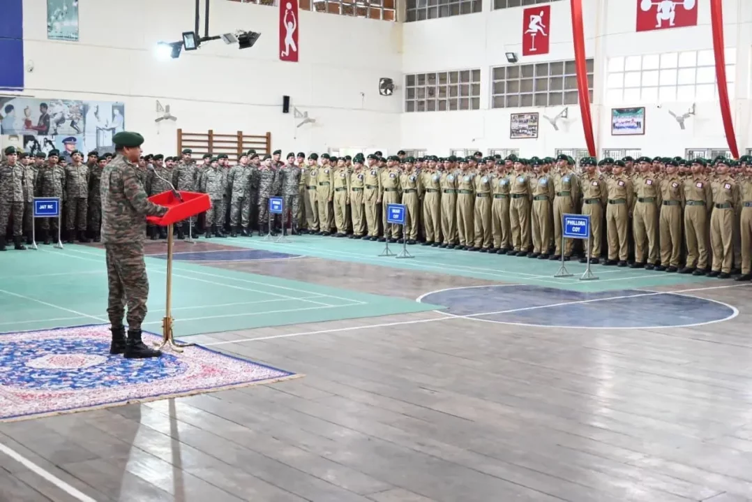 Lt Gen Anindya Sengupta Talking with Soldiers
