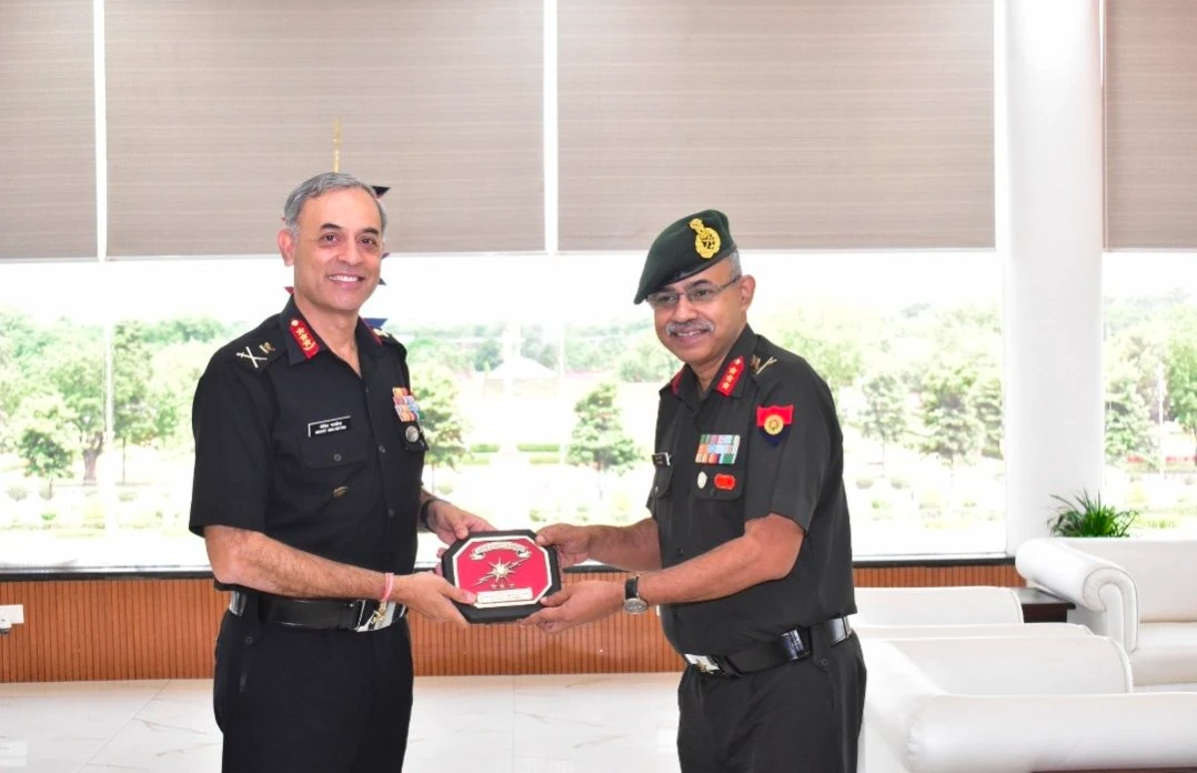 Lt Gen Balakrishnan Jayan Giving Memento