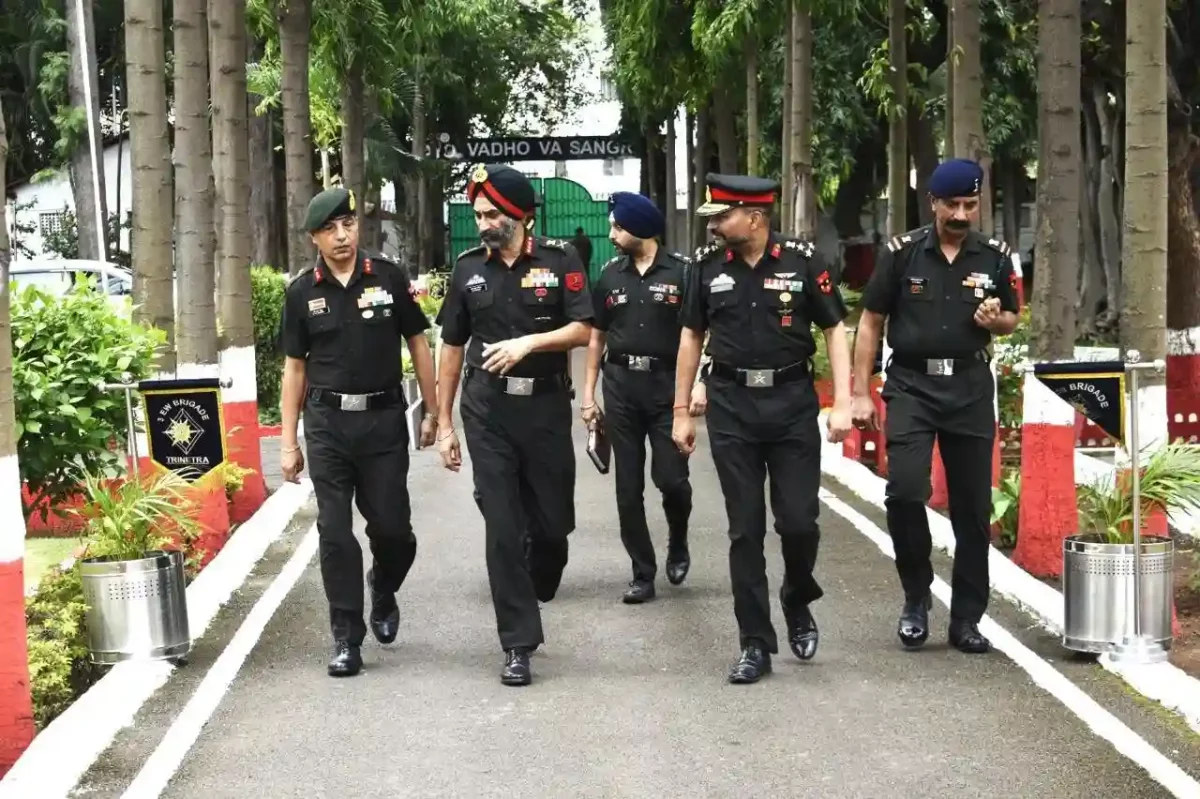 Lt Gen H S Vandra Reviews Southern Star Signal Units in Pune