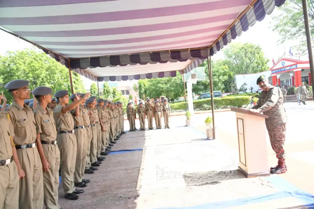 Lt Gen Rajesh Pushkar Interacting