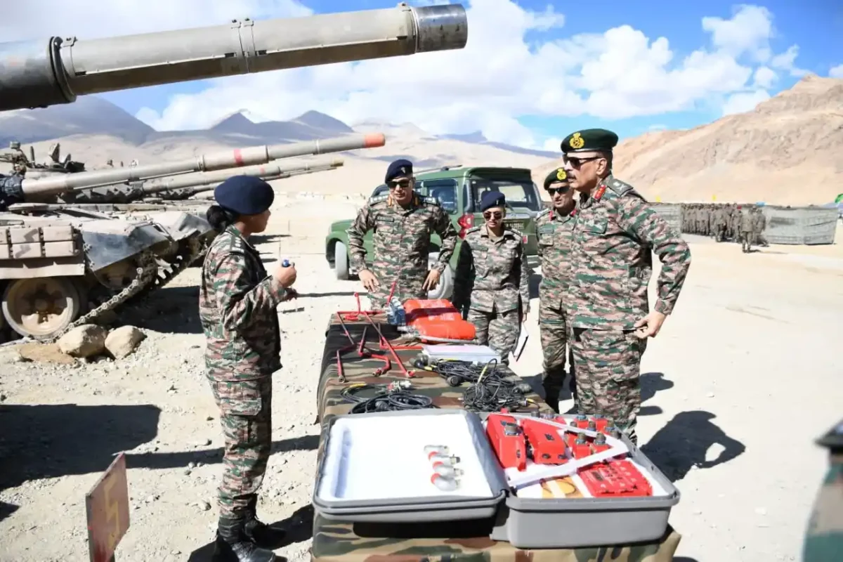 Lt Gen Rajiv Kumar Sahni Reviewing