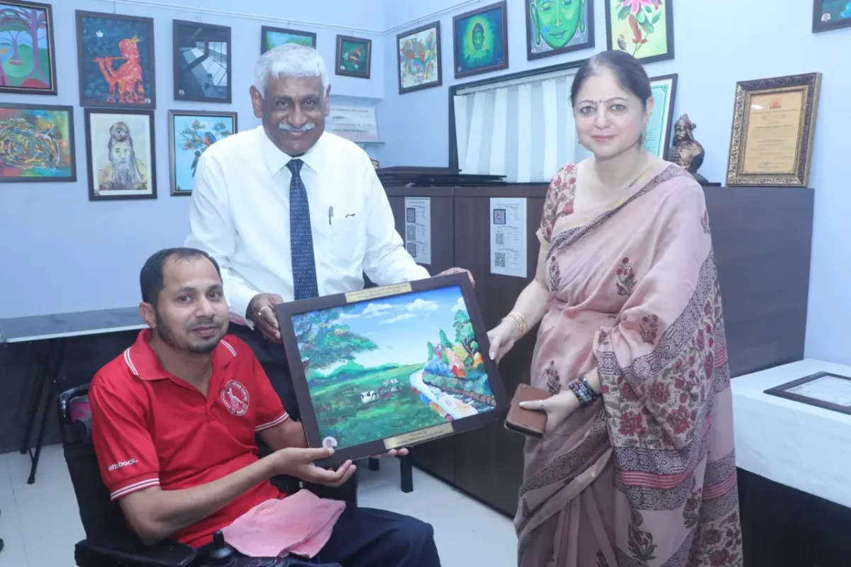 Mrs Anupama Pushkar Giving Painting
