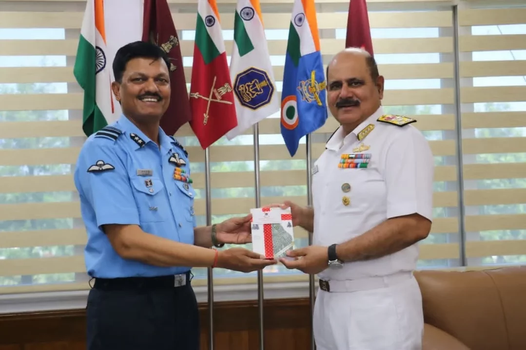 Vice Adm Vineet McCarty Presented with Memento