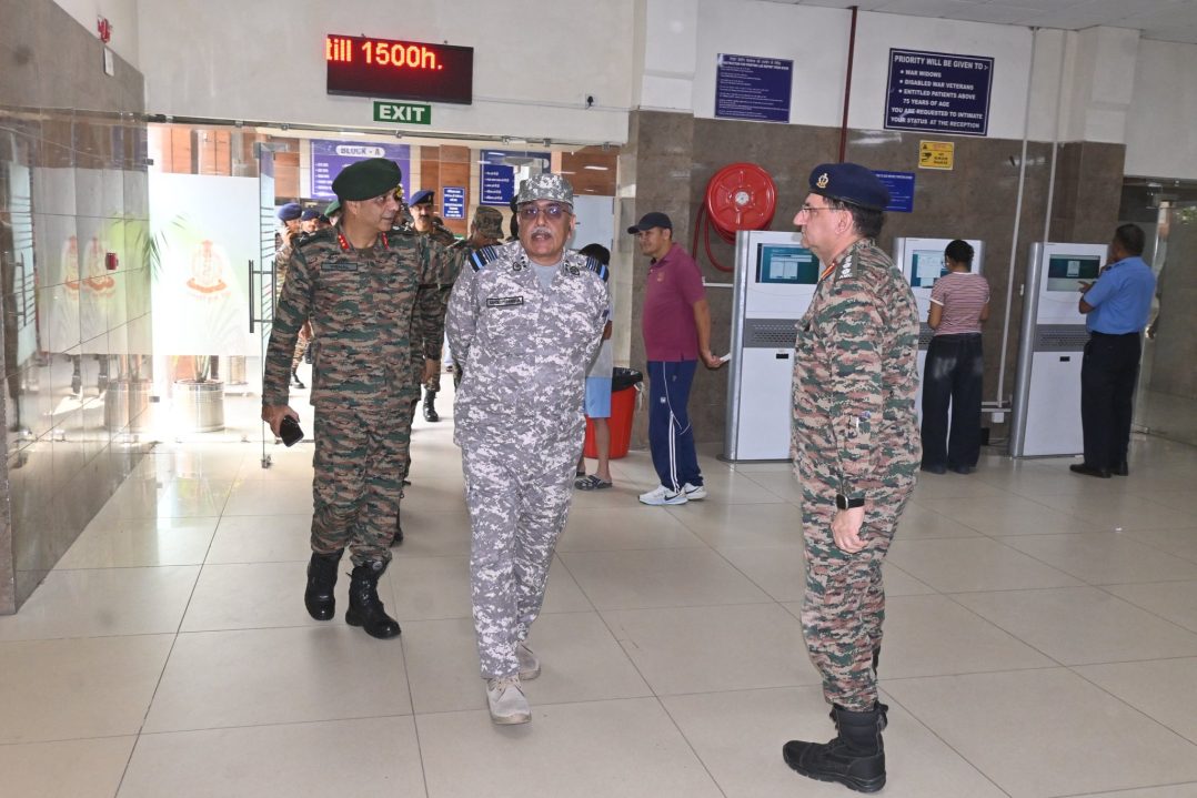 Air Mshl Sandeep Thareja Reviewing