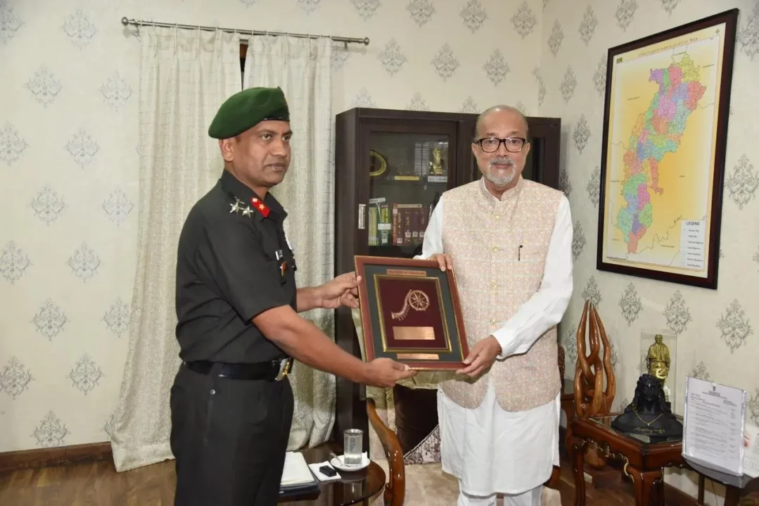 Brig R Shankar Giving Memento